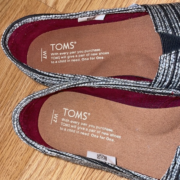 TOMS Silver and black metallic classic shoe Size 7 - Picture 2 of 9